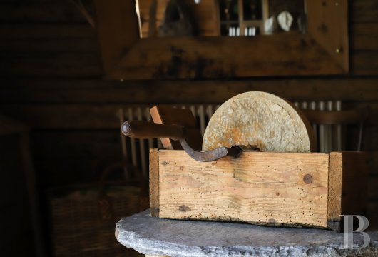 En Haute-Savoie, non loin de Morzine, une grange chalet traditionnelle en plein alpage - photo  n°12